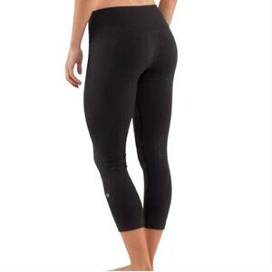 Lululemon Ebb And Flow Crop Black size 8